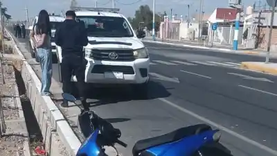 Cayó de su moto tras chocar con un pozo y terminó en el Hospital Rawson
