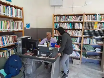 Aprender para ganar: talleres gratis de costura y manicuría en un barrio de Roca