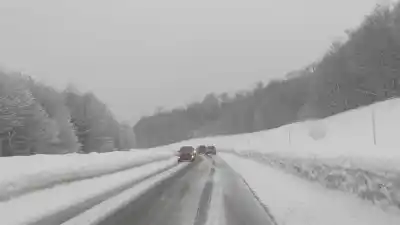 Nieve y hielo en la cordillera: la dura travesía que enfrentan los conductores en los pasos a Chile