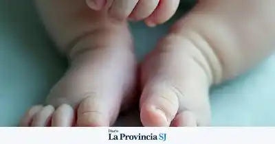 Tres bebés nacieron antes de llegar al hospital: la increíble historia de los policías que los recibieron