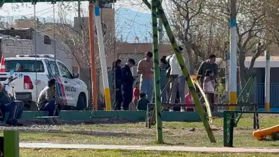 Una pelea de niños terminó con los padres a las piñas en plena plaza de Rawson