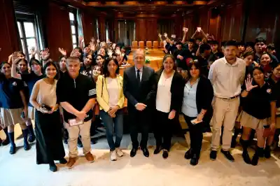 Estudiantes del interior vivieron una experiencia única en la Casa de Gobierno: ¿Qué les entregaron?