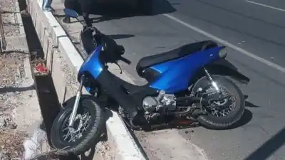 Se golpeó al caer de su moto y tuvo que ser hospitalizada: qué se sabe del siniestro