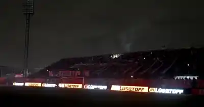 El show de luces que casi apaga el partido: Barracas y Central vivieron un inicio insólito