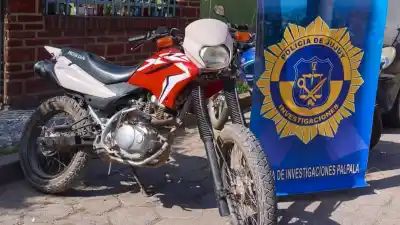 Encontraron una moto robada en un control y lo que descubrieron sorprendió a todos