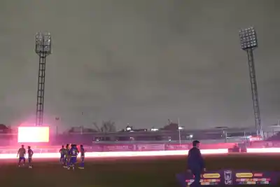 El estreno de las luces en el Chiqui Tapia casi termina en un papelón