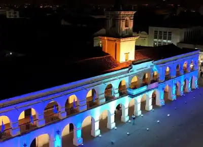 Salta se tiñe de celeste y blanco: el Cabildo se ilumina en honor a San Martín