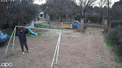 Se llevó los arcos de fútbol de una casa a plena luz del día y quedó todo filmado