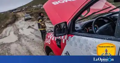 Una Ford EcoSport quedó atascada en el barro y bomberos de Puerto Deseado la rescataron