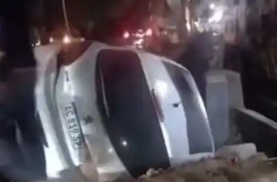 Impactante vuelco en Rawson: un Peugeot 206 terminó de costado en una zona oscura