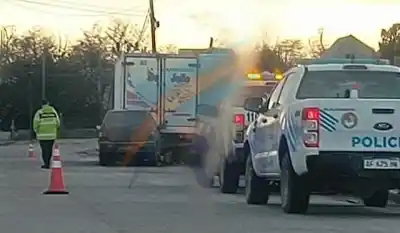 Un inspector de Tránsito chocó contra un camión en Tolhuin y se fue caminando: la insólita secuencia
