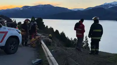 Un conductor murió tras caer con su auto al lago Lácar: el dramático rescate en la Ruta 40