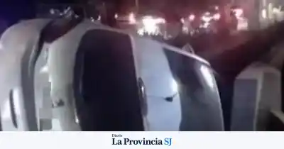Noche de tensión en Costa Canal: choque y vuelco en Calle 5 que mantiene en vilo a San Juan