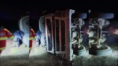 La curva maldita de la Ruta 242 volvió a sorprender: un camión con vidrios terminó volcado