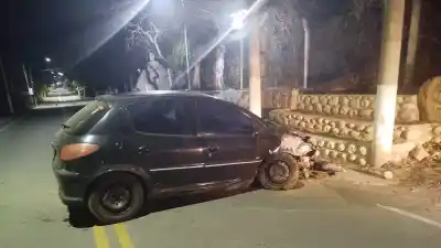 Perdió el control y se estrelló contra un muro de piedra en El Rodeo