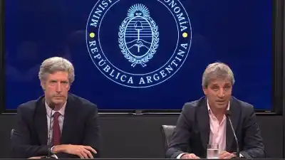 Créditos en dólares: la medida de Caputo que expone la contradicción de Milei con el BCRA