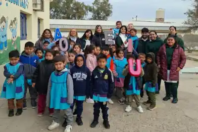 El proyecto escolar que convierte cajas de cartón en aprendizaje y solidaridad