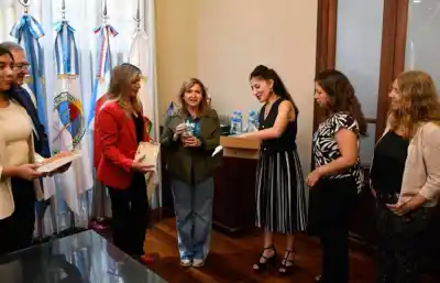 Intendente Fuentes recibe a mujeres que preparan una caminata histórica en la Capital