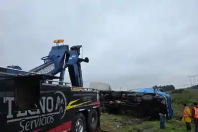 Susto en la Ruta 14: un camión volcó en Mocoretá y el conductor salió ileso