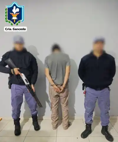Le pegó con una cubierta en la oreja y la policía lo detuvo tras la denuncia