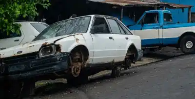 Autos fantasma: más de 1.500 vehículos abandonados invaden las calles de Posadas y el municipio ya tomó cartas en el asunto