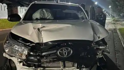 Chocó contra un poste y el tráiler que estaba encadenado complicó todo en Paraná