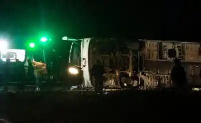 Volcó un colectivo que salió de Oberá en Corrientes: una mujer murió y hay 14 heridos