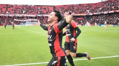 La goleada que le dio aire a Colón y complicó a sus perseguidores