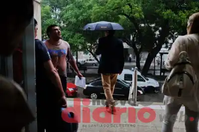 Feriado gris: la lluvia se instala en Santiago del Estero y nadie se salva del paraguas