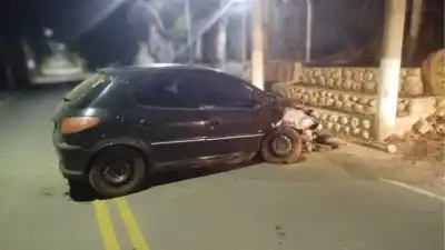 Un Peugeot 206 terminó estampado contra un muro: el conductor fue trasladado de urgencia
