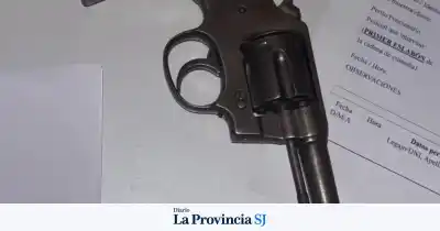 Amenazó a su hermano con un cuchillo y una pistola: el insólito final del operativo en Rawson