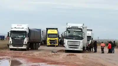 El último convoy partió de Centenario: la odisea de los 1.670 camioneros varados llega a su fin
