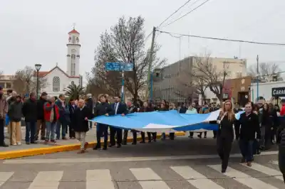 Roca honró a San Martín a 176 años de su muerte: la bandera gigante y el mensaje de Soria