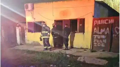 Incendio en Barrio Centenario: buscan pistas sobre el origen de las llamas en calle Nicasio Oroño