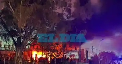 Un incendio en la subestación de Tolosa dejó a oscuras gran parte de La Plata