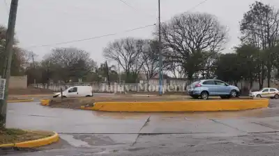 Un conductor alcoholizado terminó con su auto incrustado en una rotonda de Palpalá