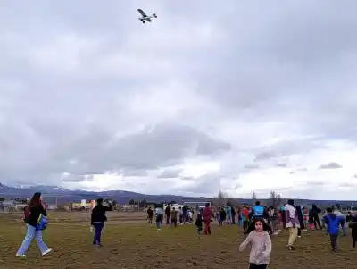 El cielo de Trevelin se llenó de golosinas: la increíble "lluvia de caramelos" que sorprendió a todos