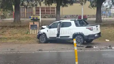 Frenada en seco y choque en cadena: dos camionetas colisionaron en la Ruta 9