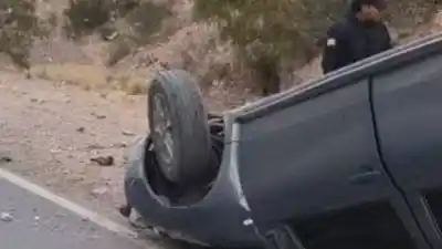 Vuelco en la Ruta 9: un auto quedó patas para arriba y el misterio crece en Sumalagua