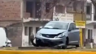 Un auto apareció encima de una rotonda en Palpalá y nadie sabe cómo llegó allí