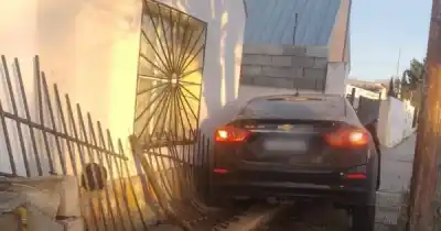 Impactó contra una casa, dio positivo en alcoholemia y perdió su auto en Santa Cruz