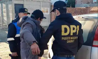 Operativo sorpresa en cuatro barrios: secuestran drogas y un arsenal de objetos robados