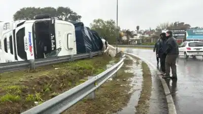 La lluvia torrencial hizo volcar a un camión en el Acceso Norte de Paraná y su carga quedó desparramada