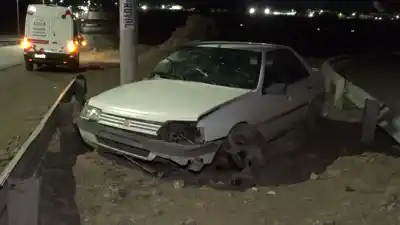 Abandonaron su auto tras un violento choque en Ruta 7: el Peugeot quedó incrustado en una columna