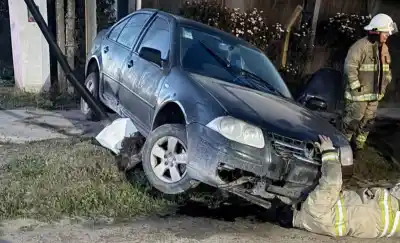 Impactante choque en Rancul: un auto embistió dos columnas y nadie resultó herido