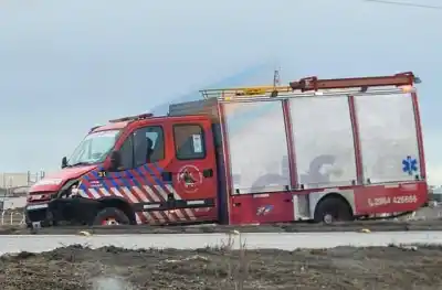 Un remis cruzó de carril y chocó a una autobomba que iba a un incendio: el insólito accidente en Río Grande