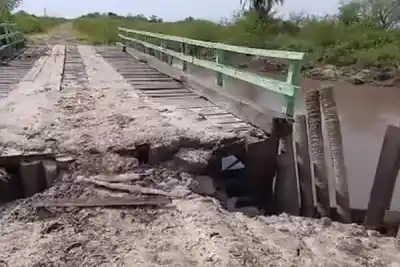 Un puente de madera en Corrientes lleva meses intransitable y los vecinos explotan