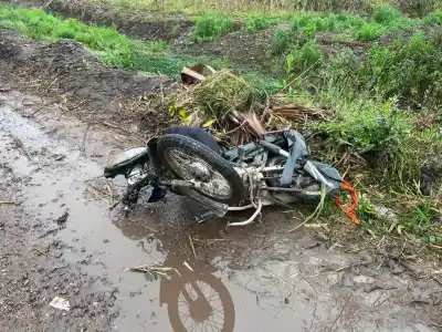 Impacto en El Chañar: un niño de 12 años terminó con una fractura tras chocar una moto contra un camión