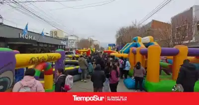Diez castillos inflables y un toro mecánico: así celebra MOMA el Día del Niño en Río Gallegos