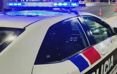 Le dispararon dos veces para robarle el celular y él se resistió